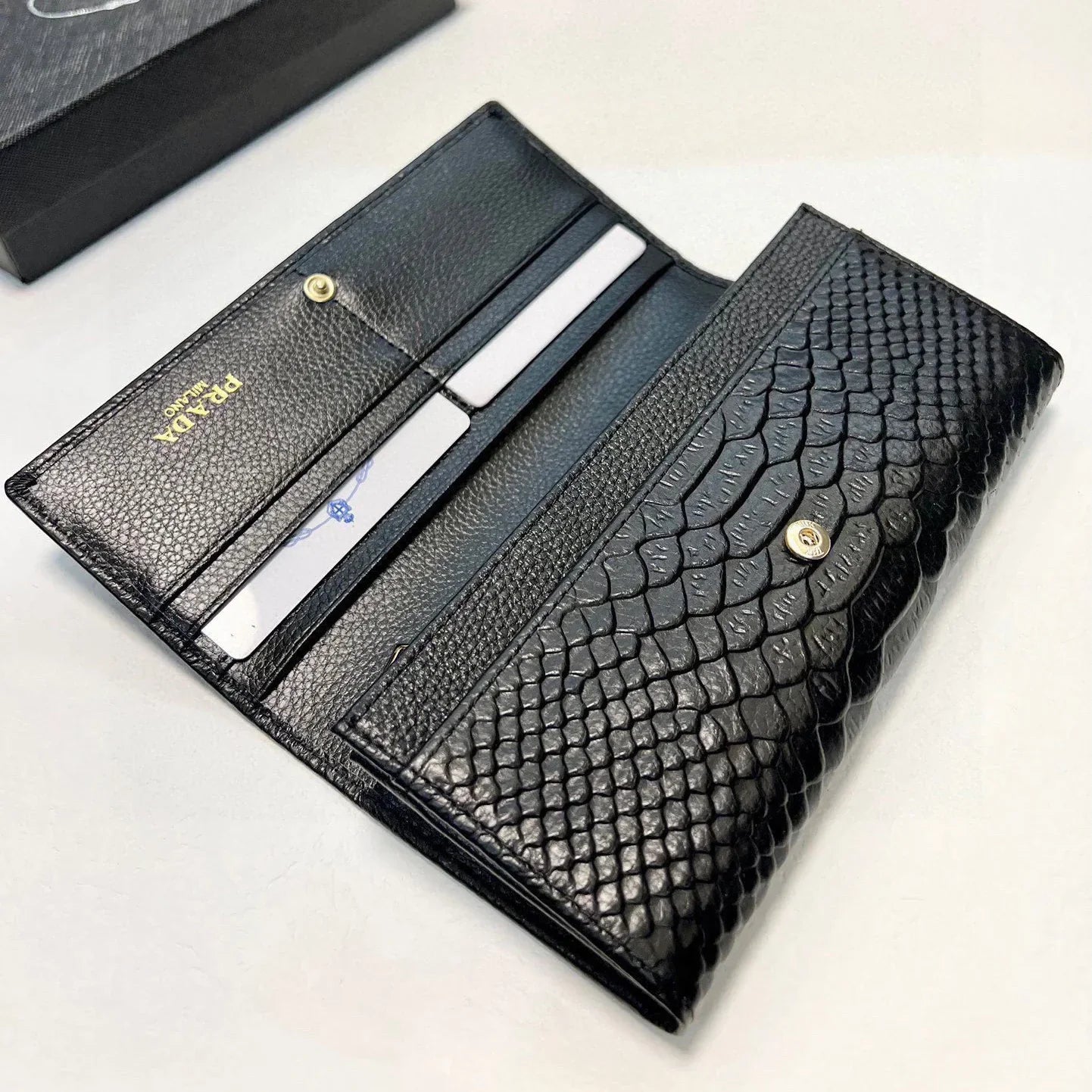 Classic Versatile Folding Wallet 1025021304