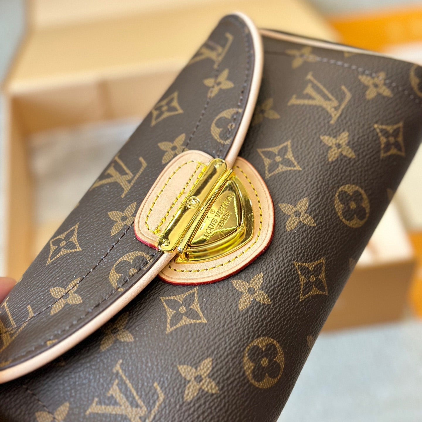 Vintage shoulder bag 1824050303