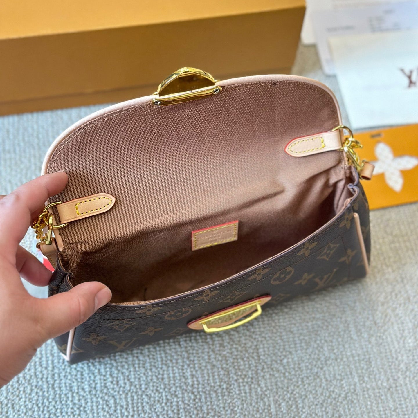 Vintage shoulder bag 1824050303