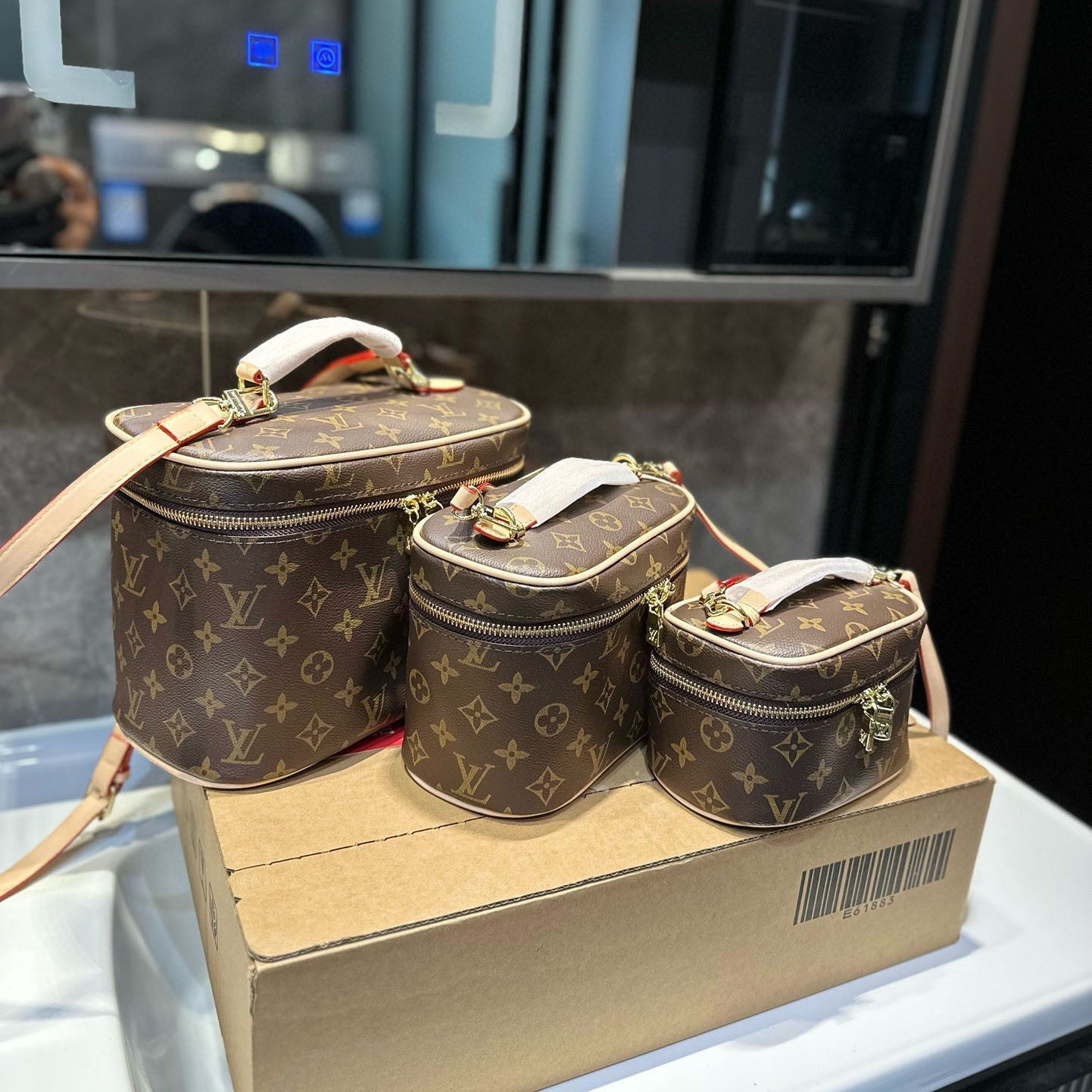 LV Cosmetic bag 1824111101