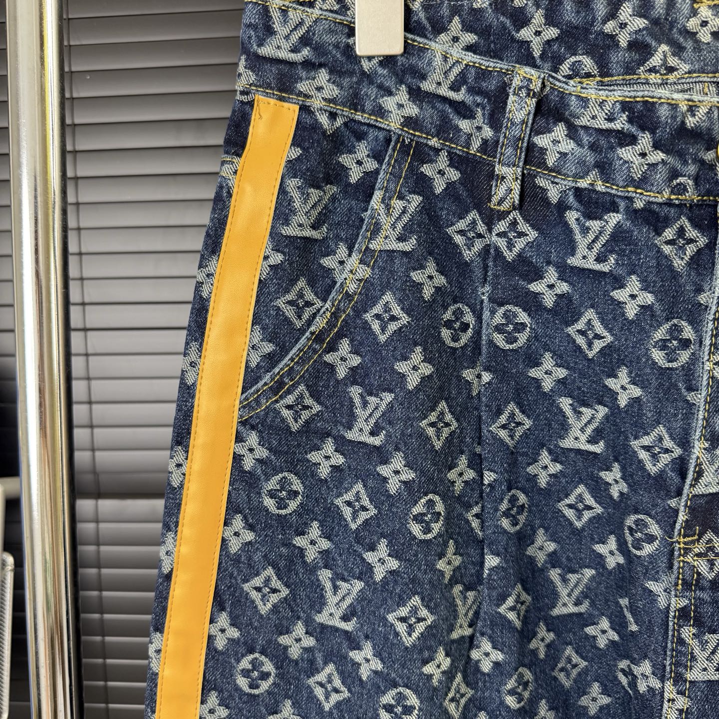 LV Cotton Pleated All Over Print Side Leather Jeans 1825042508