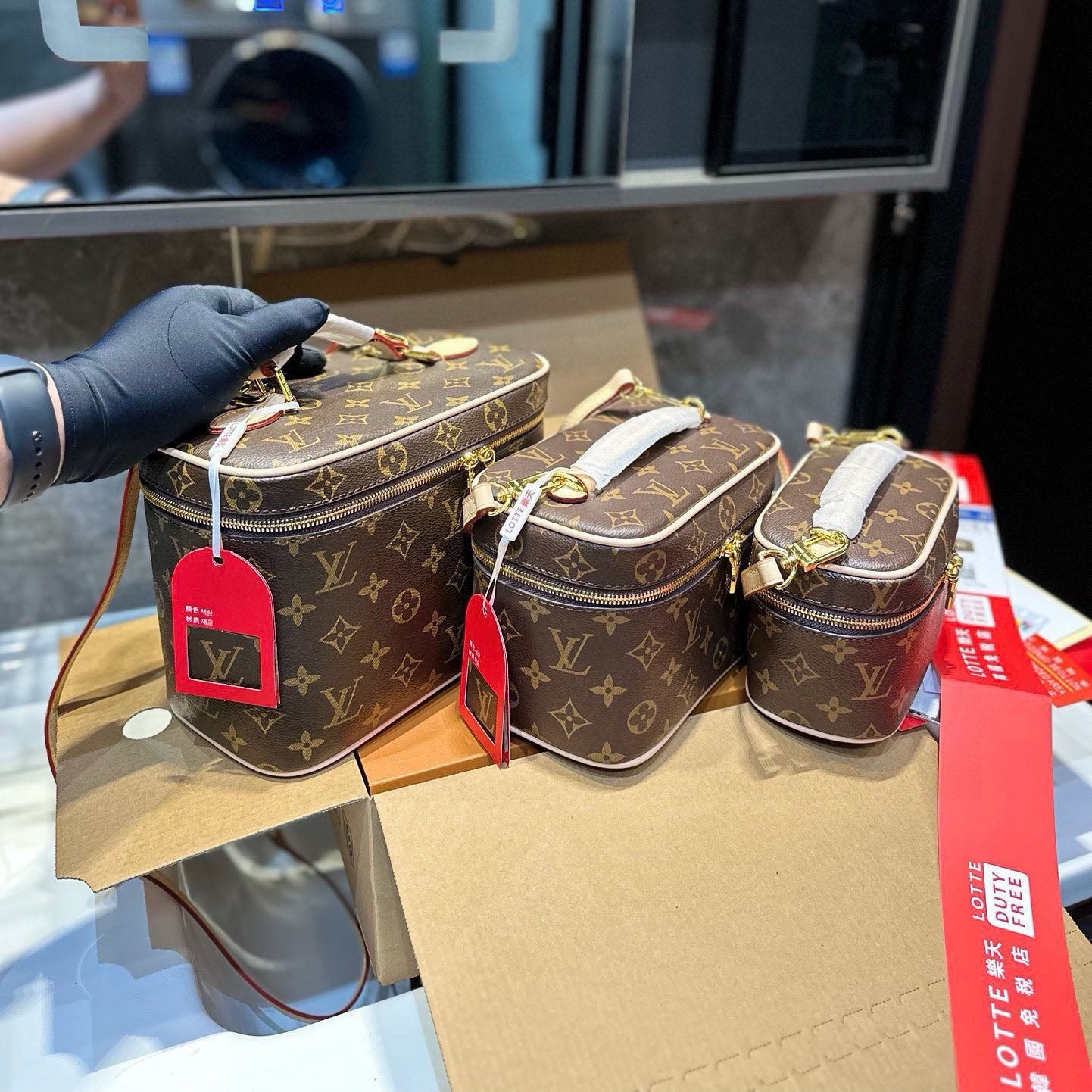 LV Cosmetic bag 1824111101