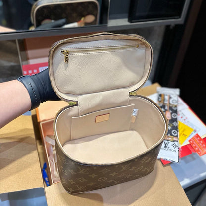 LV Cosmetic bag 1824111101
