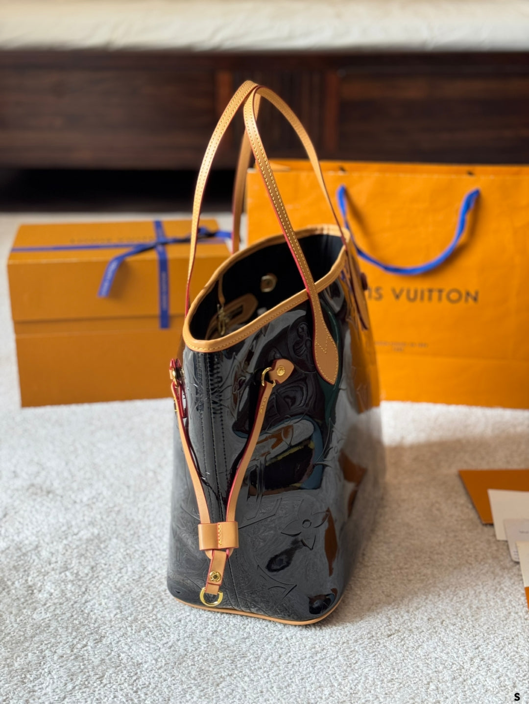 LV Patent Leather Neverfull  Tote 1825040904