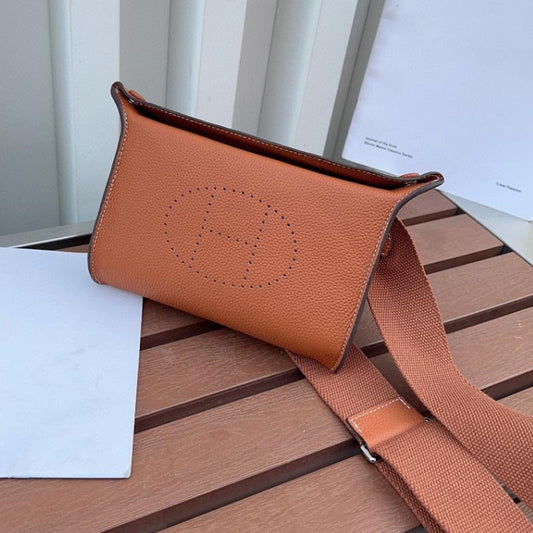 New Cowhide Unisex Chest Bag Casual Shoulder Messenger Bag 1024062711
