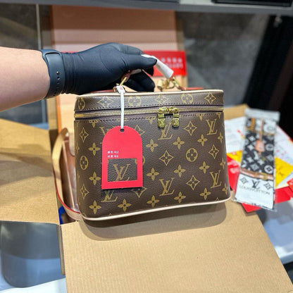 LV Cosmetic bag 1824111101