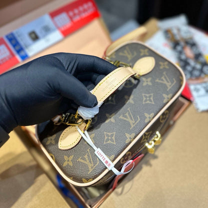 LV Cosmetic bag 1824111101