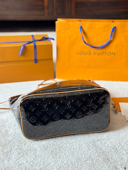 LV Patent Leather Neverfull  Tote 1825040904