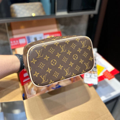 LV Cosmetic bag 1824111101