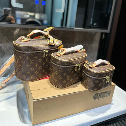LV Cosmetic bag 1824111101