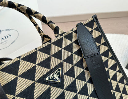 PR handbag 1824082611