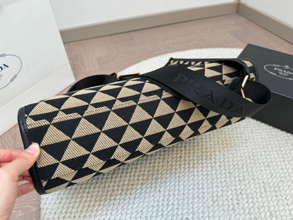 PR handbag 1824082611