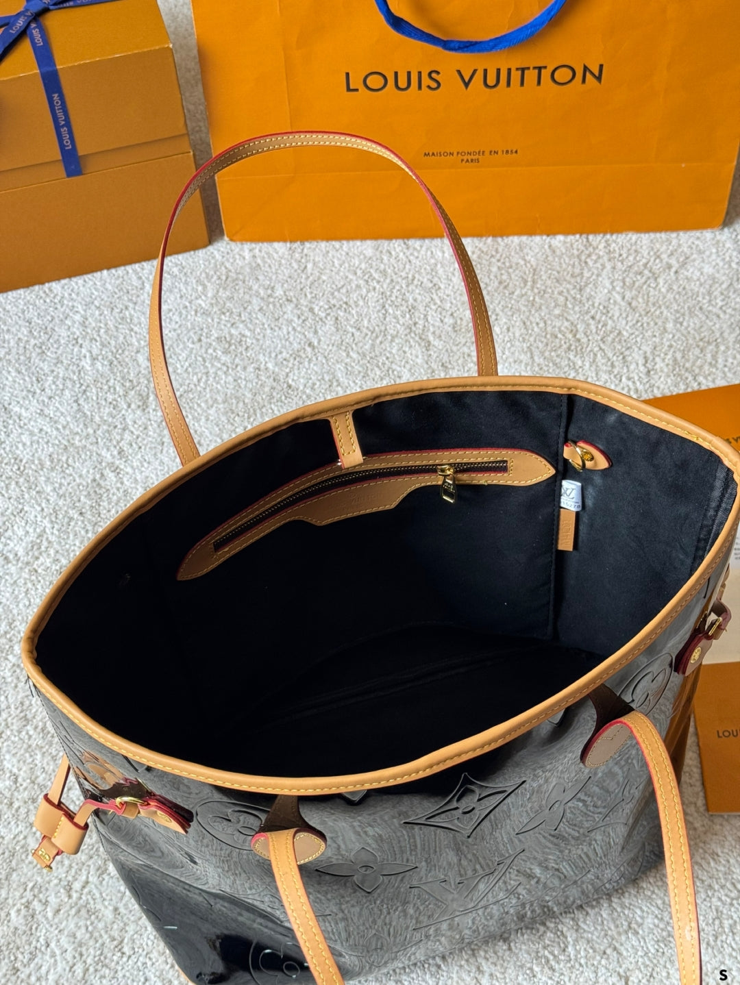 LV Patent Leather Neverfull  Tote 1825040904