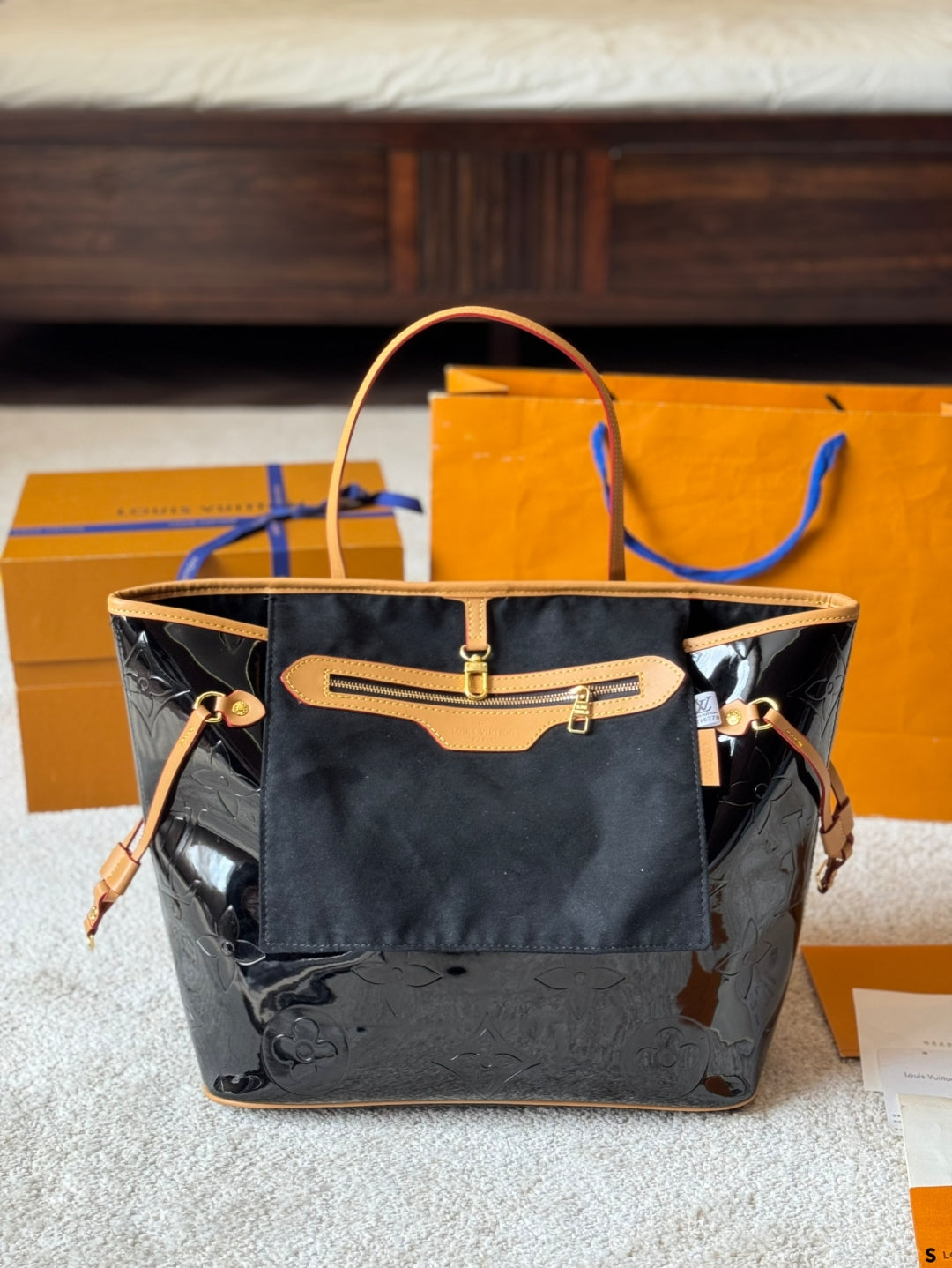 LV Patent Leather Neverfull  Tote 1825040904