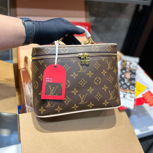 LV Cosmetic bag 1824111101