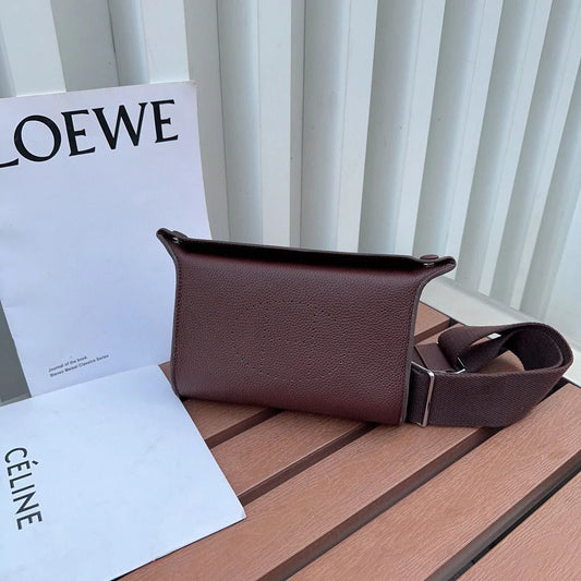 New Cowhide Unisex Chest Bag Casual Shoulder Messenger Bag 1024062711
